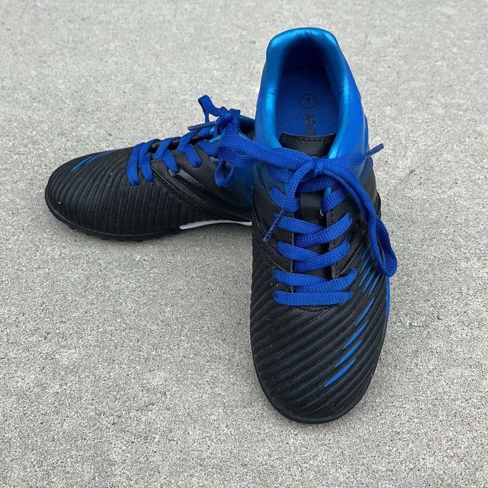 Kids turf soccer cleats